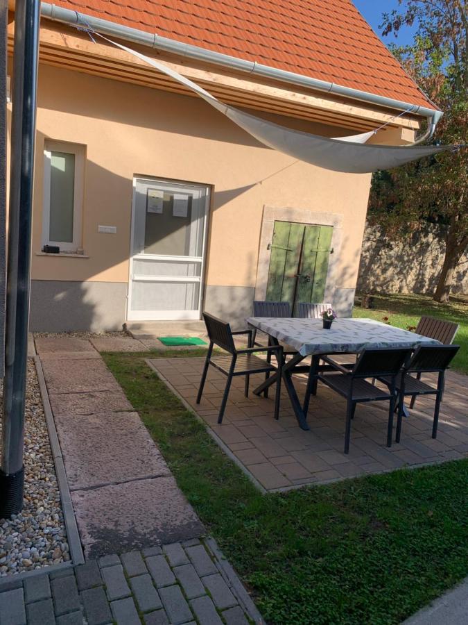 Ica Vendeghaz Apartment Sutto Luaran gambar